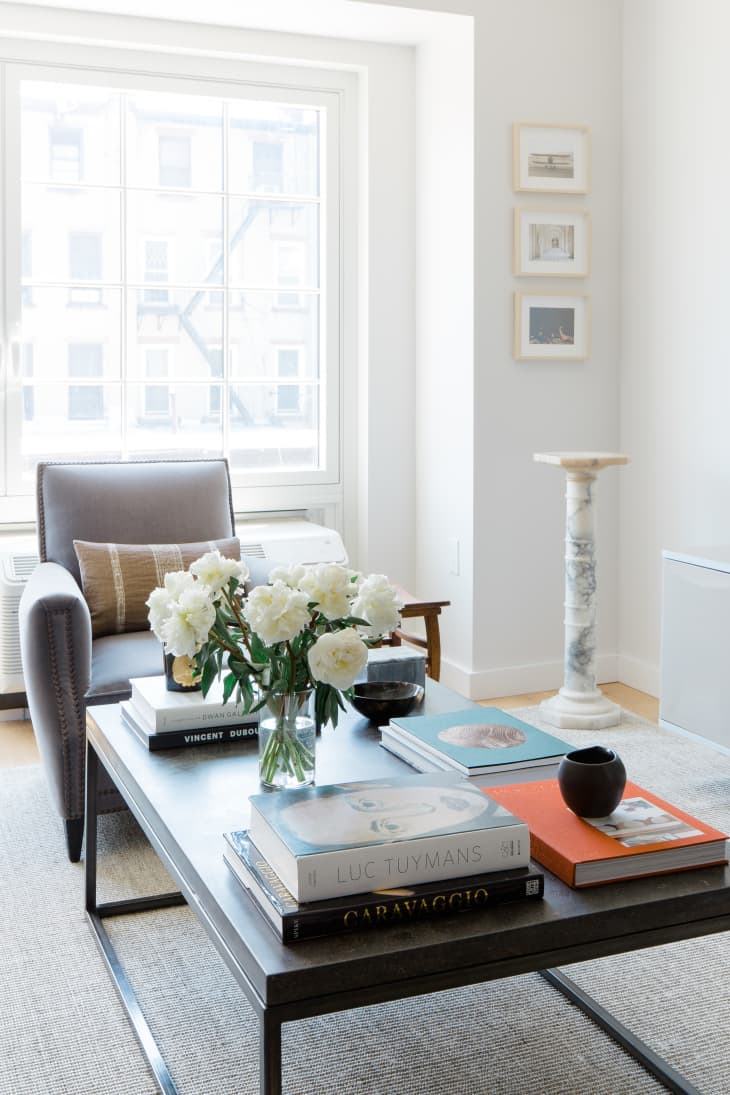 Pedestal living outlet room